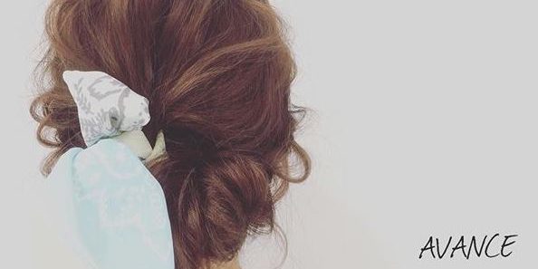 巻くだけでこなれ感を出せる!スカーフを使ったヘアアレンジ特集