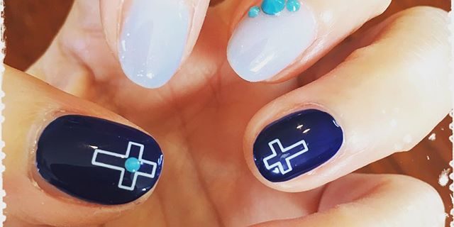 憂鬱を吹き飛ばせ!ブルーネイルで指先も可愛く梅雨コーディネート♪