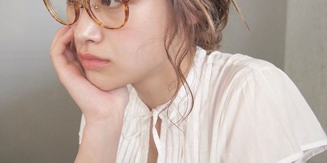 知的な魅力にドキッ♡必見!メガネの日でも可愛いメイク方法