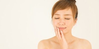 顔のヒリヒリは化粧品の刺激や乾燥が原因。改善するための方法を紹介