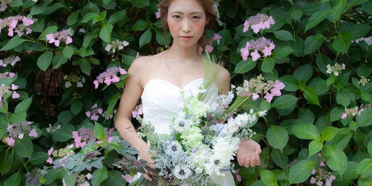 お呼ばれの時ってメイクを変えたほうがいい? 服装によってポイントを変えるのが正解です!