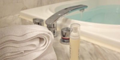 お風呂は夜派?朝シャン派? 肌や髪に本当に良いのはどっち?