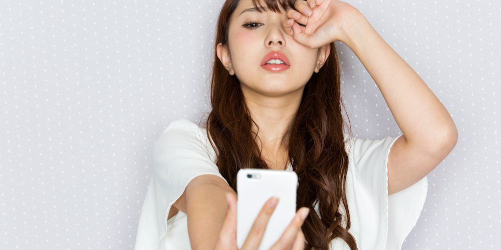 むくみ目やくぼみ目は化粧でカバー!悩みを解消するアイメイク