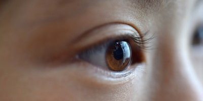 二重テープや塗るタイプのものなど、二重まぶたを作るアイテムの選び方