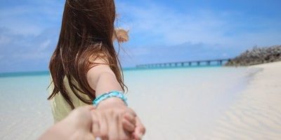 夏、海デートに持っていきたいビーチグッズ・持ち物リスト