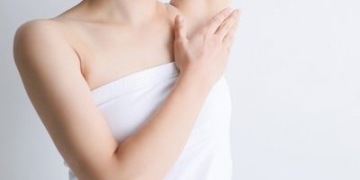 【汗じみ?ニオイ?】対策内容によって異なる汗脇パッドの選び方と貼り方