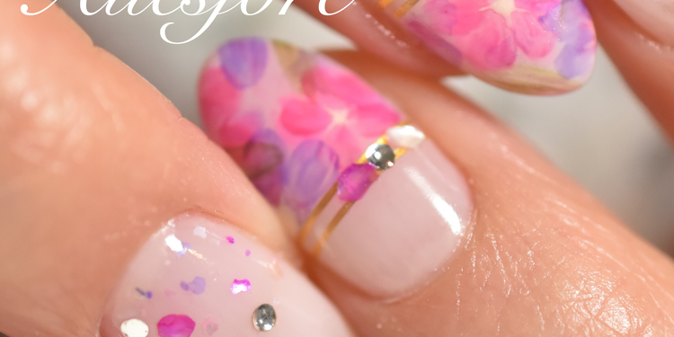 可愛いが止まらない!!フラワーネイルで乙女な指先を♡