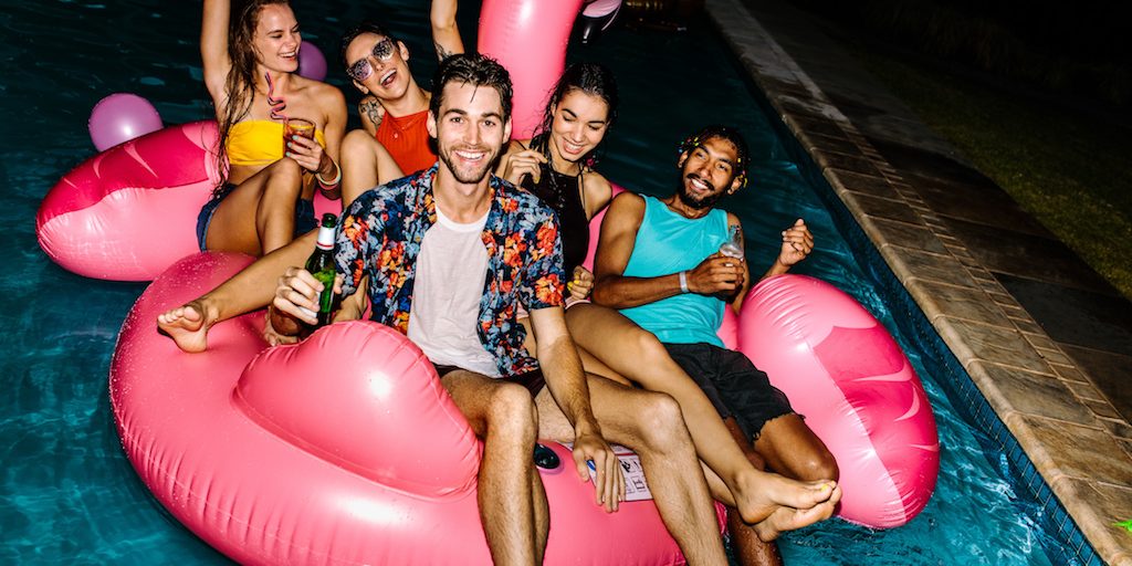 涼しくてムード満点♡ナイトプールで大人のプールデートはいかが?