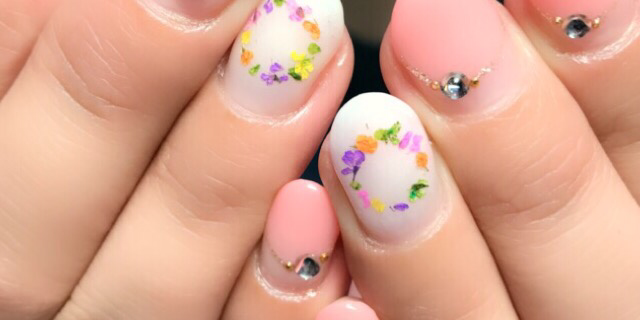 花の魅力を閉じ込める♡押し花ネイルで女子力アップ♡
