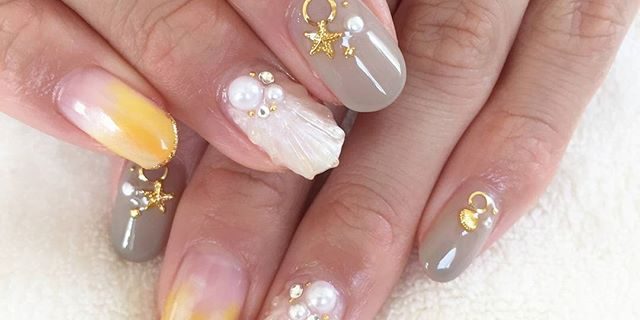 まだまだ夏を楽しもう!人魚の鱗ネイルで煌びやかな指先を叶える♡