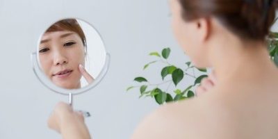 ニキビを潰すと跡になるってどういう事? 正しい潰し方と見極め方