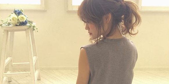大人のポニーテール♡ほつれ髪で柔らかいふんわりスタイルの作り方とは?