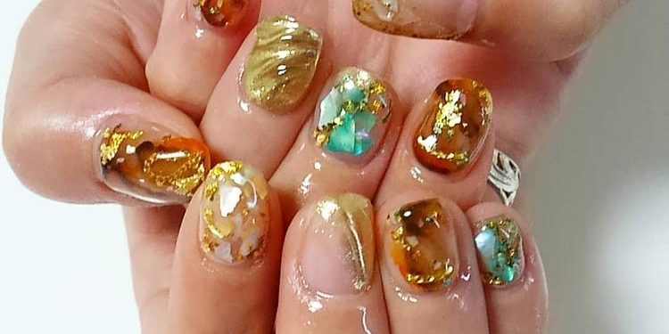秋冬だけじゃない?今期人気の「クリアべっこうネイル」に注目