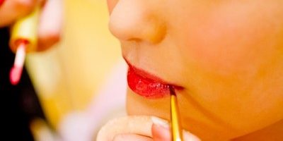 唇に女性らしさを宿す♡リップブラシの基本の使い方を伝授