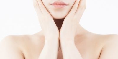 お悩み解消! 面長な顔を小さく見せるメイクの5つのコツ&動画紹介