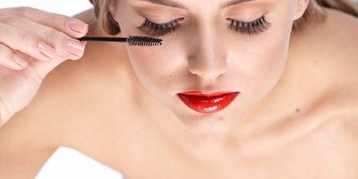 マスカラが落ちたり滲んだりしないように塗るコツって? わかりやすい動画も紹介