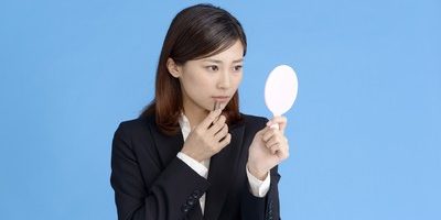 小バック派に嬉しい!手持ちの荷物が少なくても綺麗にできる化粧直しの方法