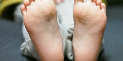足が疲れやすいのは偏平足のせい? 簡単になおせる自宅トレーニング法