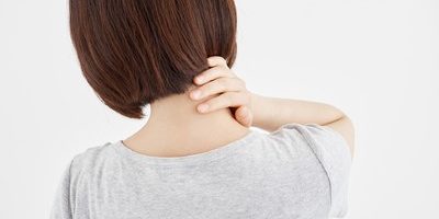 首の痛みや抜けない頭痛! 眼精疲労を和らげる簡単セルフストレッチ