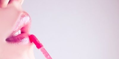 テカリ感が強すぎないリップグロスの塗り方・選び方