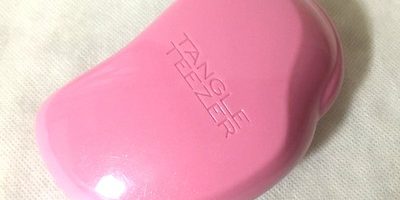 とかすだけで、くせ毛もサラサラの艶髪に!? タングルティーザーの効果