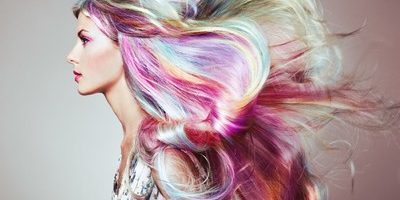 まるで甘美な秘密。インナーカラーでこっそりヘアカラーを楽しみませんか?