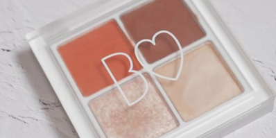 アプリコットカラーが秋冬らしい◎暖色系アイシャドウで、温かみのある目元に。