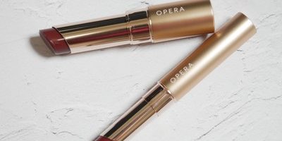 ほんのり透けるダークブラウンが◎ バレンタイン限定リップで大人っぽメイクにTRY!